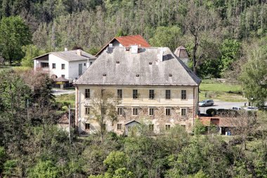 Kırık bej cepheli eski papaz evinin büyük binası.