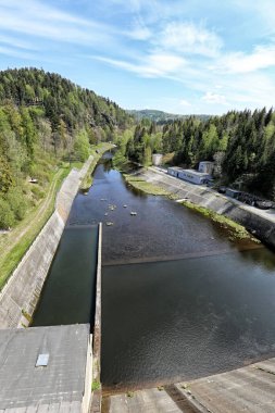Kruzberk baraj duvarının altındaki Moravice Nehri