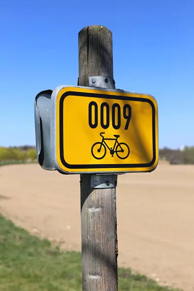 Señal Carril Bici Rectángulo Amarillo Con Número Símbolo Por Campos — Foto de Stock