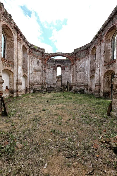 Інтер Зруйнованої Церкви Даху Трав Янистою Підлогою — стокове фото