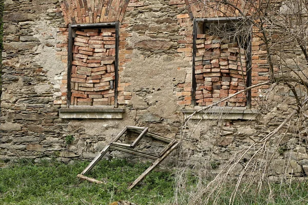 Terk Edilmiş Iki Pencere Çerçeveli Tuğlalar Çimenlikteki Eski Pencere Çerçevesi — Stok fotoğraf