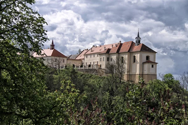 Castillo Nizbor Castillo Sobre Árboles Verdes Día Con Nubes Pesadas —  Fotos de Stock