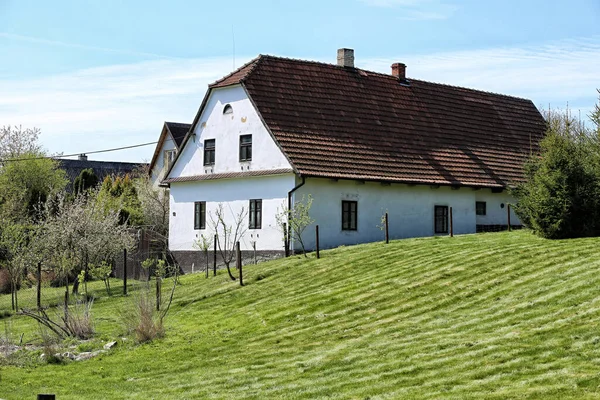 Tradiční Moravský Dům Bílou Fasádou Červenou Střechou Zelenou Kopcovitou Zahradou — Stock fotografie