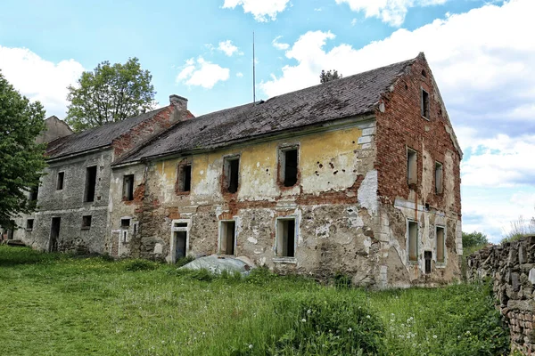 Grande Casa Tijolo Abandonada Com Janelas Sem Vidro Fachada Rachada — Fotografia de Stock