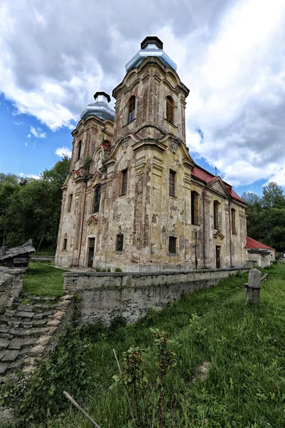 Παλιά Skoky Εγκαταλελειμμένο Καθεδρικό Ναό Κατεστραμμένη Πρόσοψη Την Ηλιόλουστη Μέρα — Φωτογραφία Αρχείου