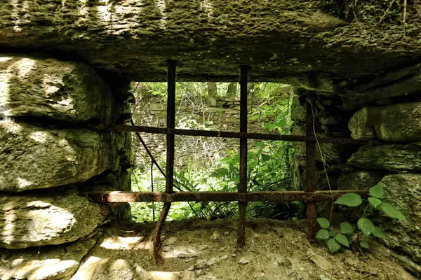 Terk Edilmiş Evin Küçük Penceresinde Eski Paslı Parmaklıklar — Stok fotoğraf