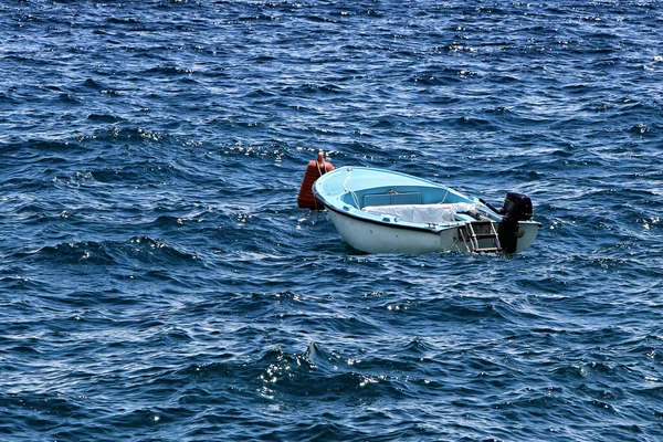 Barco Blanco Azul Claro Mar Azul Profundo Ondulado — Foto de Stock