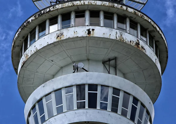 Detail Einer Rostigen Metallweißen Aussichtsturm Kabine Mit Bunten Fenstern — Stockfoto