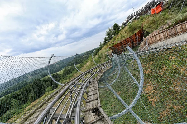 両側に金属フェンシングとボブ鉄道の曲線 — ストック写真