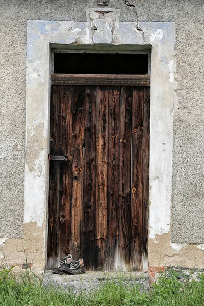 Старі Коричневі Дерев Яні Двері Декоративним Порталом Старим Взуттям Підвіконні — стокове фото