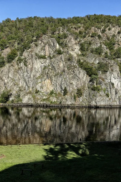 Kalme Meer Oppervlak Door Steile Rotsen Zonnige Dag — Stockfoto