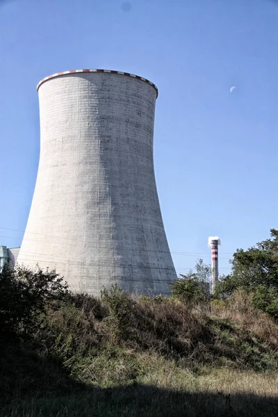 Ψηλός Τσιμεντένιος Πύργος Ψύξης Του Σταθμού Ηλεκτροπαραγωγής Την Ηλιόλουστη Μέρα — Φωτογραφία Αρχείου