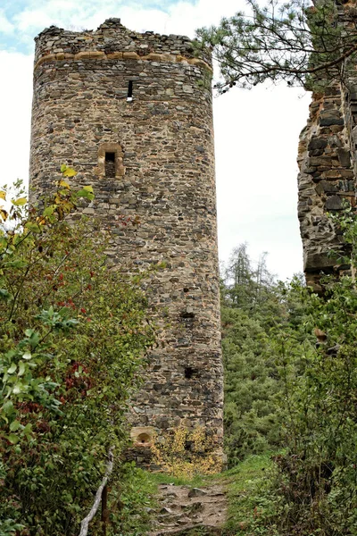 Висока Округла Кам Яна Вежа Руїни Середньовічного Замку — стокове фото