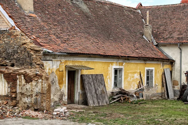 Стара Зруйнована Покинута Будівля Розбитою Стіною Збоку Жовтим Фасадом — стокове фото