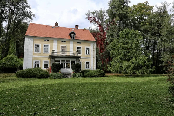 Gele Witte Villa Met Rood Dak Balkon Grote Tuin — Stockfoto