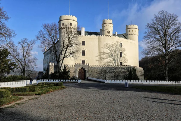 Burg Orlik Mit Großem Wall Und Beiger Fassade Der Herbstsonne — Stockfoto