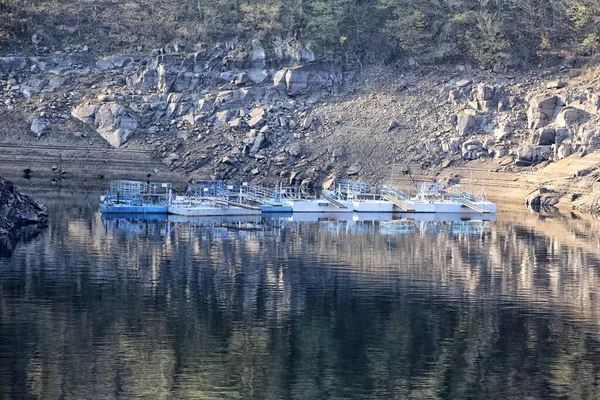 Μπλε Μεταλλικό Αγκυροβόλιο Λιμνών Δίπλα Στις Βραχώδεις Όχθες Του Φράγματος — Φωτογραφία Αρχείου