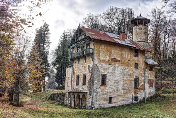 Alte Villa Mit Kaputter Fassade Und Holzbalkonen Und Singelturm Herbst — Stockfoto