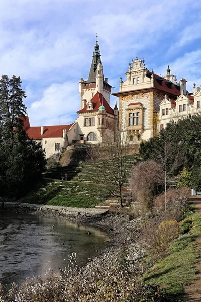 Pruhonice Slott Torn Och Slott Byggnad Kullen Över Sjön — Stockfoto