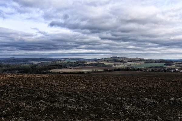 Panorama Venkovské Krajiny Oranými Poli Zataženou Oblohou — Stock fotografie