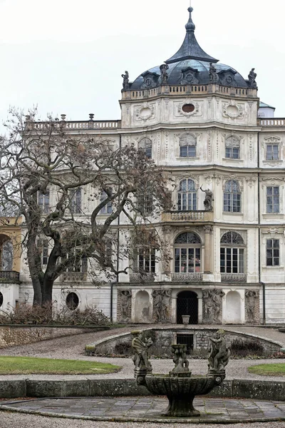 Parte Centrale Del Palazzo Del Castello Ploskovice Con Albero Fontana — Foto Stock