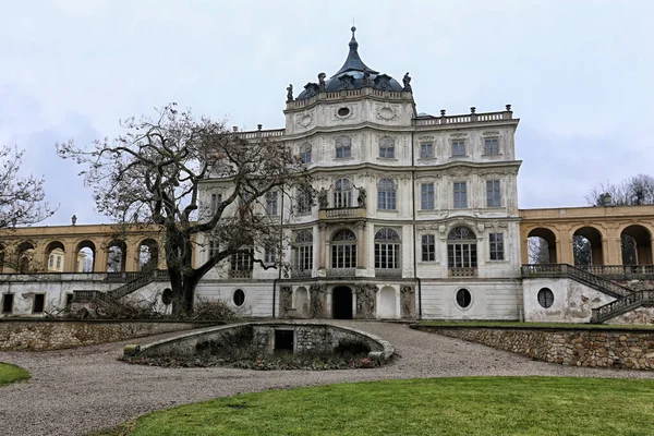 Ploskovice Kastély Főépület Fehér Homlokzattal Oldalsárga Galériákkal — Stock Fotó