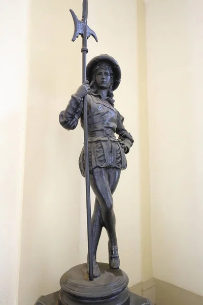 Pequena Estátua Metal Jovem Senhora Soldado Segurando Pólo Machado Pedestal — Fotografia de Stock