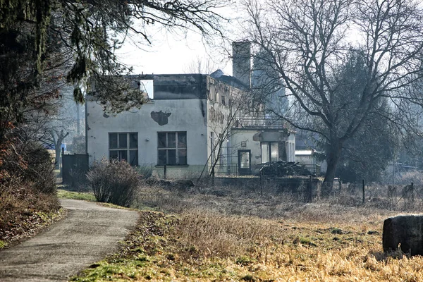 Віддалений Спалений Покинутий Будинок Ресторану Біля Дороги — стокове фото