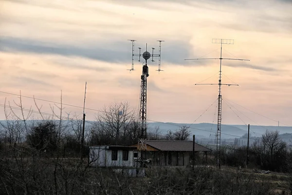 Μοντέρνο Σπίτι Μεγάλη Κεραία Στον Ήλιο Βράδυ — Φωτογραφία Αρχείου