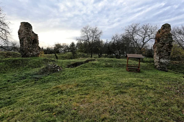 Reste Der Burgmauer Von Zerotin Auf Grasbewachsenen Hügeln Mit Geschützter lizenzfreie Stockfotos