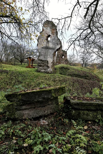 Überreste Einer Steinernen Bank Mit Den Ruinen Der Burgmauer Von lizenzfreie Stockfotos