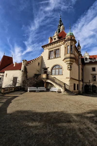 Schloss Pruhonice Mit Rotem Dach Und Wolkenverhangenem Himmel Stockfoto