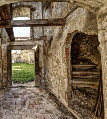 Terk edilmiş çatısız kilisenin içi ahşap merdivenlerle dolu.