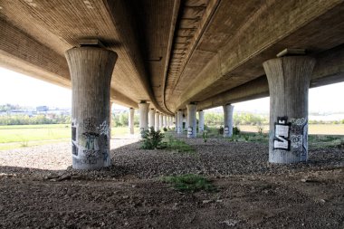 Beton kolonlara sahip kavisli otoyol yapı iskelesi köprüsü