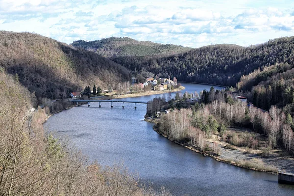 Derin Vltava Nehir Vadisi Yol Köprüsü Bulutlu Bir Günde Küçük — Stok fotoğraf