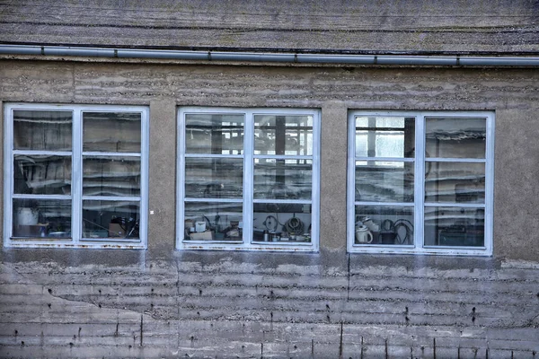 Три Окна Цементно Бетонной Стене Пиломатериалами Позади — стоковое фото