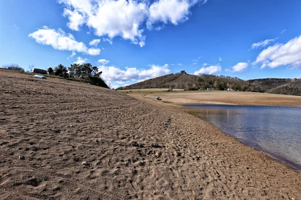 Praia Areia Larga Pelo Nível Água Represa Solta Dia Ensolarado — Fotografia de Stock