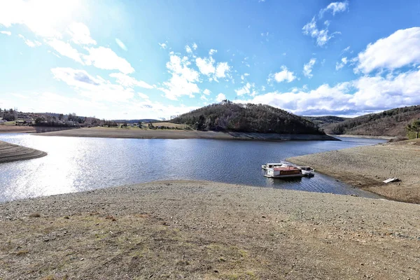 Sterrenvormig Meerdal Met Woonboot Bosheuvel Zonnige Dag — Stockfoto