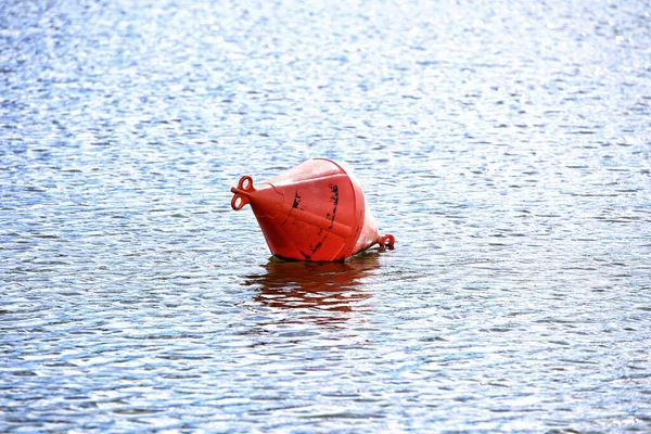 Piros Piszkos Műanyag Folyó Bója Nyugodt Kék Víz Felszínén — Stock Fotó