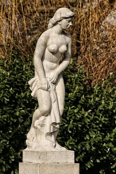 Statue Granit Jeune Femme Nue Avec Serviette Sur Piédestal — Photo