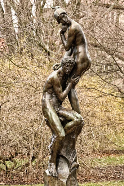 Figuras Bronce Amantes Emparejan Parque Junto Arbusto Sin Hojas — Foto de Stock