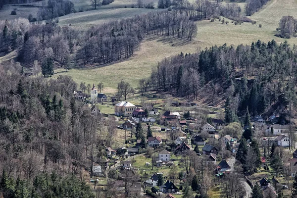 Petit Village Bohème Tchèque Flanc Colline Avec Arbres Pâturages — Photo