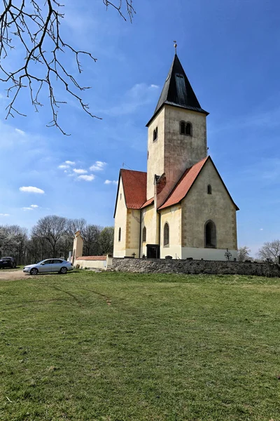 Igreja Velha Topo Colina Gramado Com Coberturas Vermelhas Torre Única — Fotografia de Stock