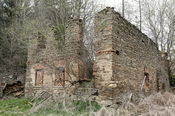 Großes Verlassenes Gebäude Der Wassermühle Mit Gemauerten Fenstern Und Bäumen — Stockfoto