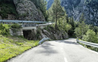Triglav Ulusal Parkı 'ndaki çok kıvrımlı asfalt alp yolları