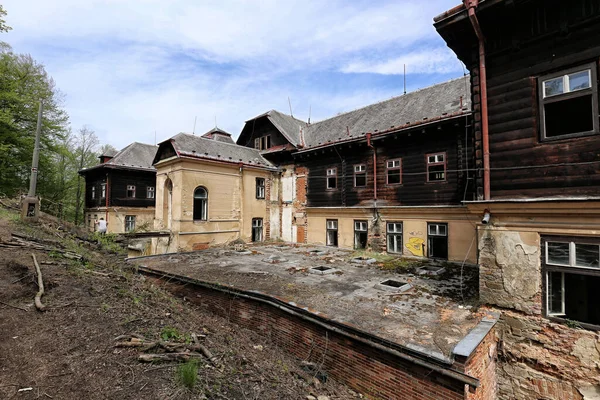 Velké Opuštěné Lázně Janské Koupele Dřevěnou Střechou Rozbitými Okny — Stock fotografie