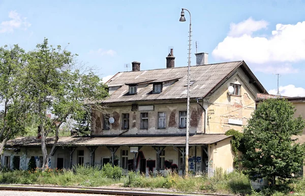 Stará Stavba Železniční Stanice Zastřešené Nástupiště Prasklou Poškozenou Fasádou — Stock fotografie