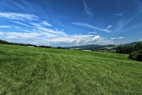 Grote Groene Grasweide Heuvel Onder Lichte Bewolkte Hemel — Stockfoto