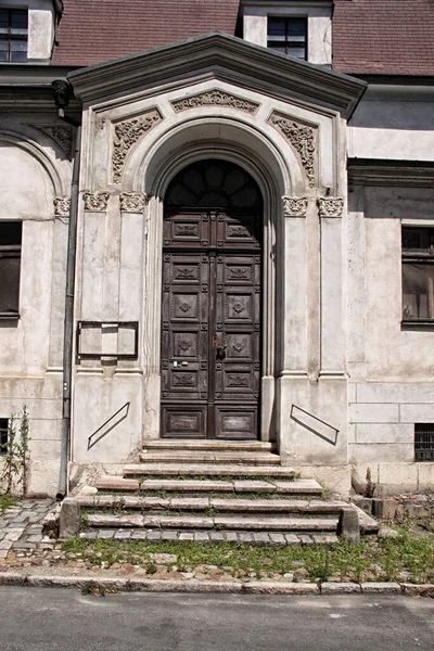 Süslü Basamaklı Büyük Ahşap Bir Taş Kapı — Stok fotoğraf