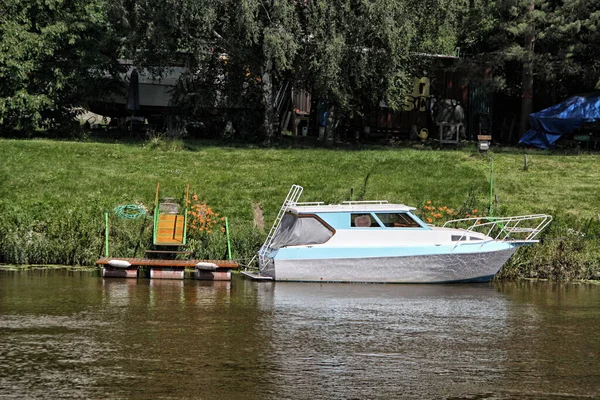 Klein Wit Blauw Jacht Rivier Bij Pier — Stockfoto